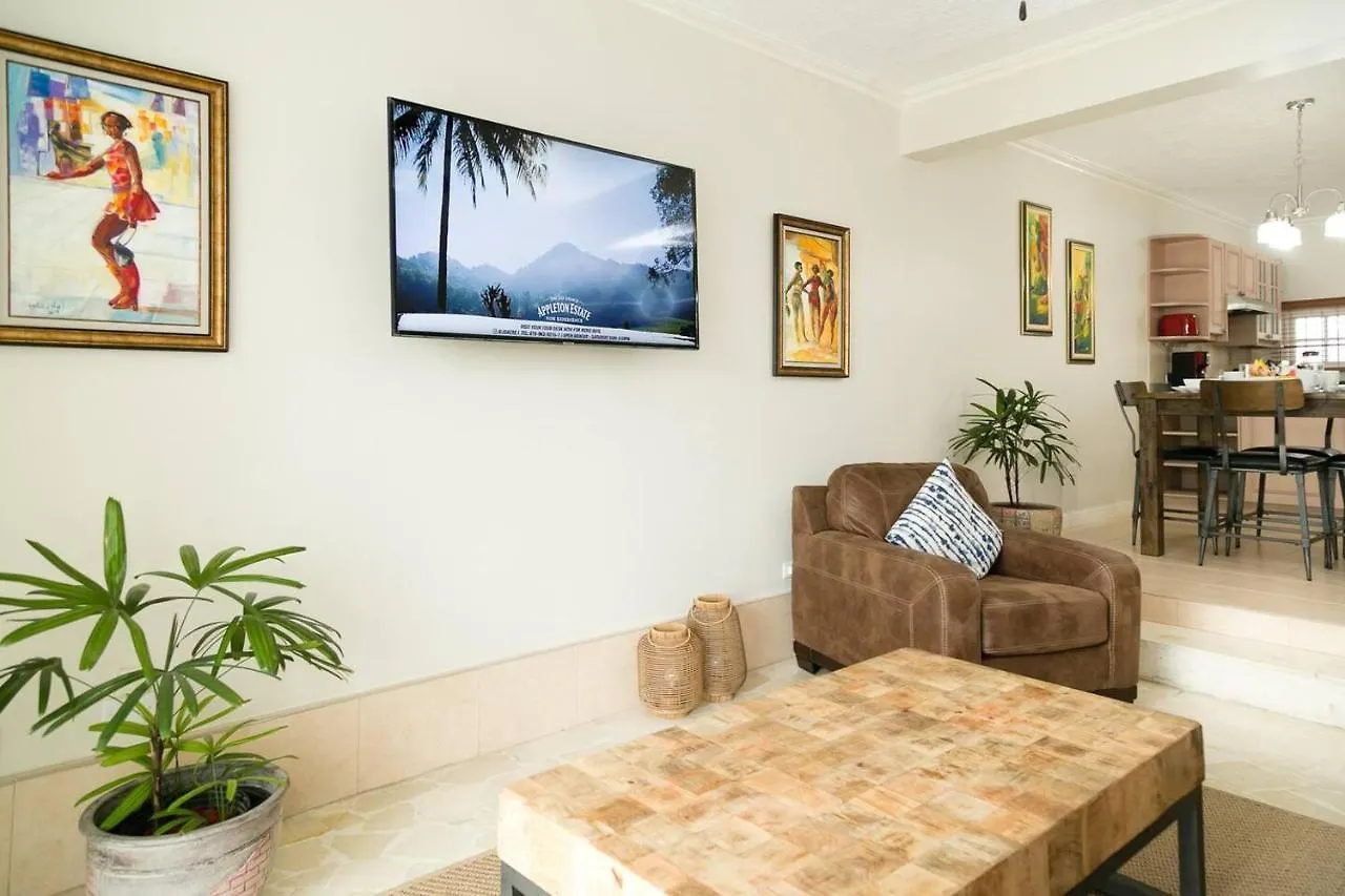 Captivating 2-Bed Town-House In Kingston