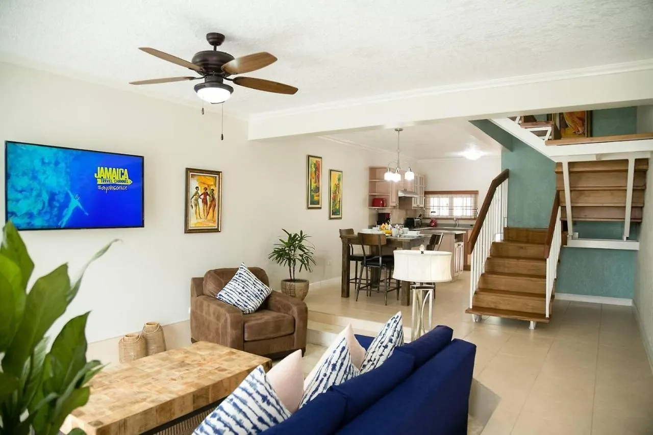 Captivating 2-Bed Town-House In Kingston Holiday home