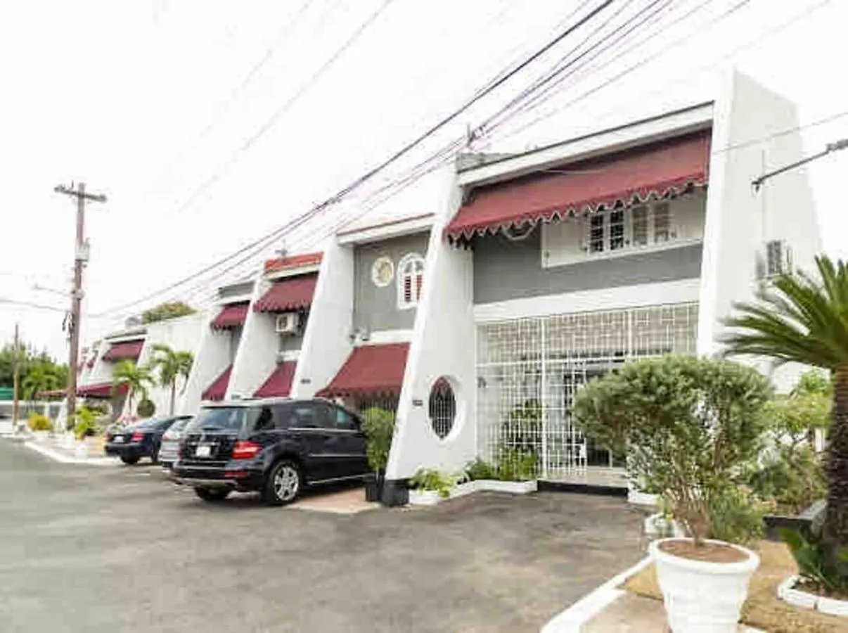 Captivating 2-Bed Town-House In Kingston contacts
