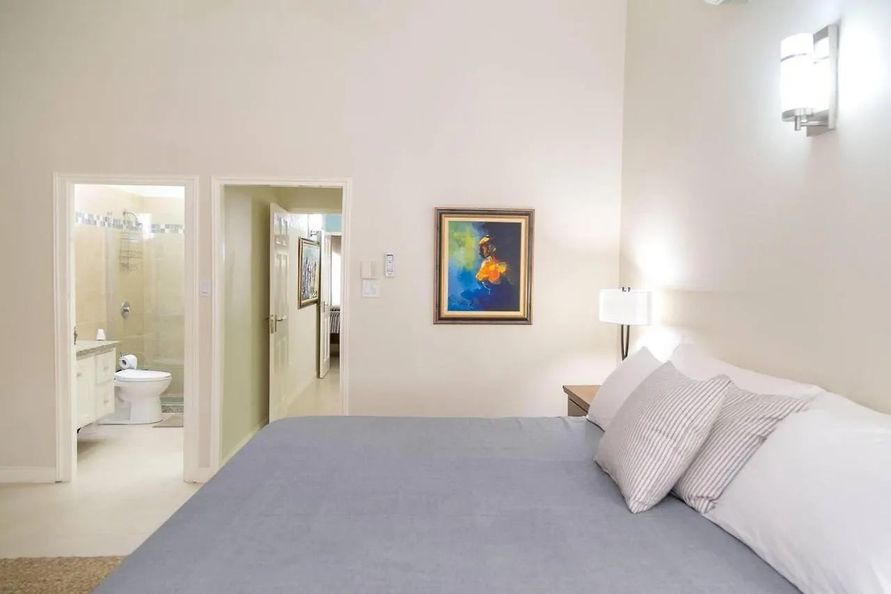 Captivating 2-Bed Town-House In Kingston 0*,