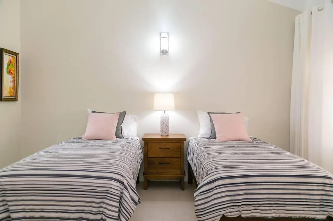 Captivating 2-Bed Town-House In Kingston