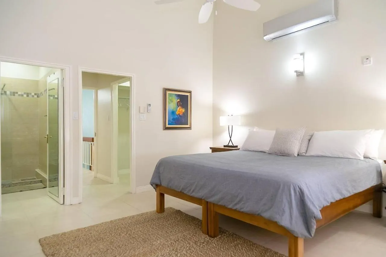 Captivating 2-Bed Town-House In Kingston Holiday home