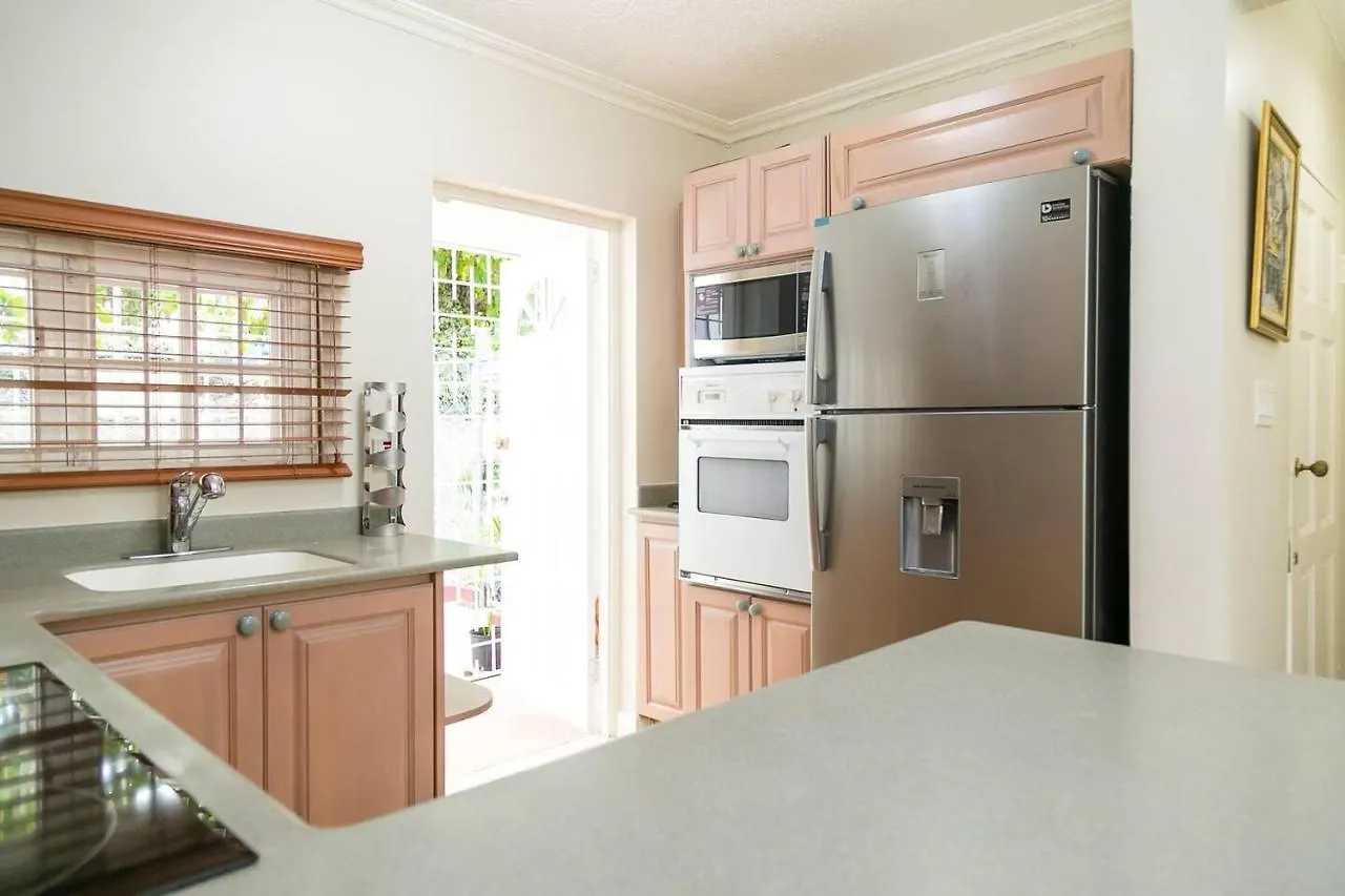 Captivating 2-Bed Town-House In Kingston Holiday home