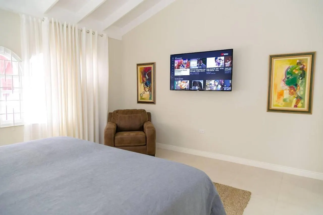 Captivating 2-Bed Town-House In Kingston 0*,