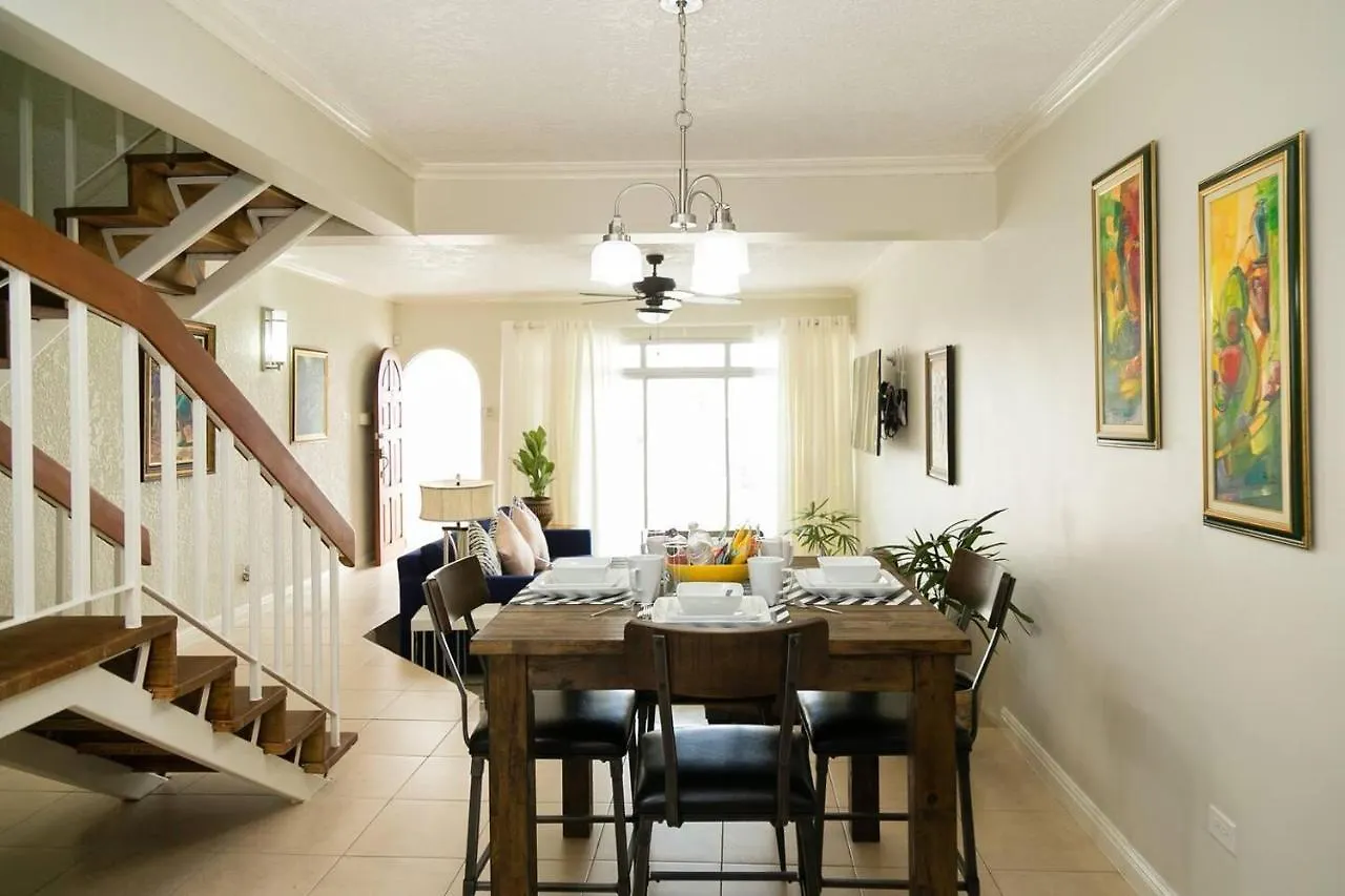 Captivating 2-Bed Town-House In Kingston Holiday home